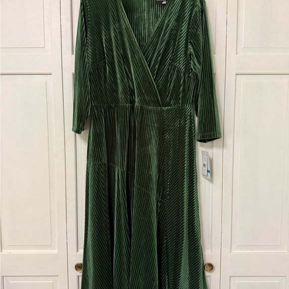 NWT Maison Tara Plus Size V-Neck Faux Wrap Velvet Dress Green Holiday Party 16 - Picture 2 of 12